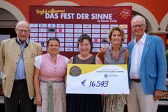 Scheck&uuml;bergabe mit dem Reinerl&ouml;s des Festes der Sinne von Andreas Bardeau und Sonja Skalnik von Schloss Kornberg an Initiatorin Renate Zierler und Krebshilfe-Pr&auml;sident Prof. Paul Sevelda sowie Krebshilfe-GF Martina L&ouml;we