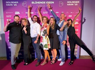 Das Team der clicksgef&uuml;hle und Martina L&ouml;we freuen sich &uuml;ber den Goldenen Hahn