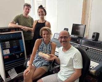 Das Produktionsteam freut sich &uuml;ber das Goldene Skalpell